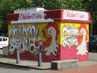 833744 Afbeelding van de beschilderde snackbar van 'Chicken & Fries', op het parkeerterrein van winkelcentrum ...